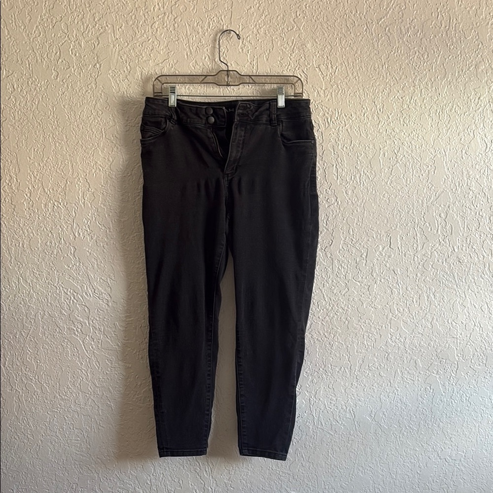 Tahari Black Ankle Cropped Jeans